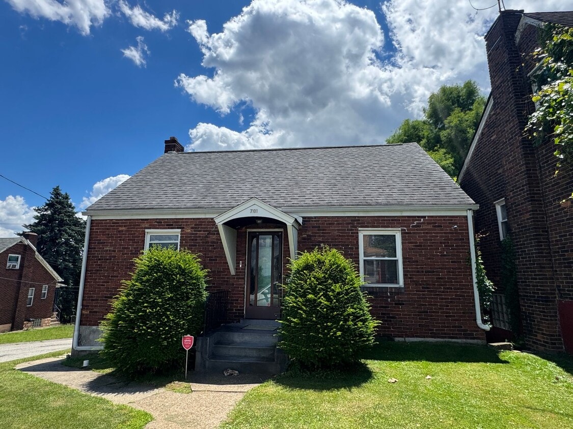 Duquesne 3 Bedroom 1.5 Bath House, Yard - Duquesne 3 Bedroom 1.5 Bath House, Yard