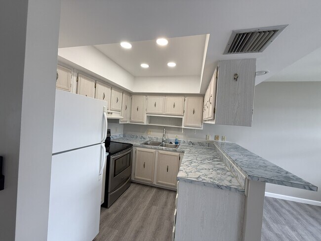 Kitchen - 22333 Edgewater Dr