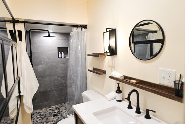 Foto del edificio - Great Location, Furnished One Bedroom Apartment, ALL utilities included!
