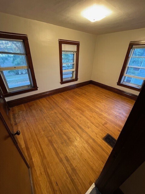 Dormitorio 2 - 101 W 1st St