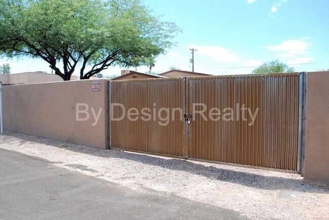 Building Photo - Recently Updated - 3 Bed 2 Bath - Large Ga...