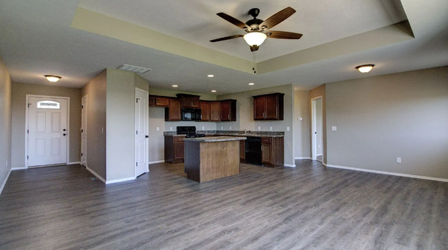 Building Photo - 3 Bedroom Duplex in Monte Cristo