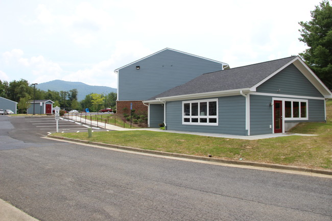 Building Photo - Laurel Woods Apartments