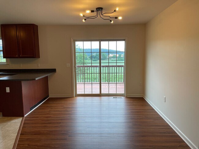 Foto del edificio - 3 Bed 3 Bathroom Townhouse In Marietta