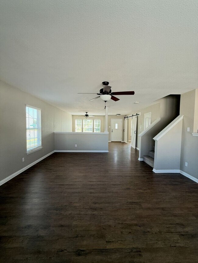 Foto del edificio - STUNNING 4 Bedroom 2.5 Bath