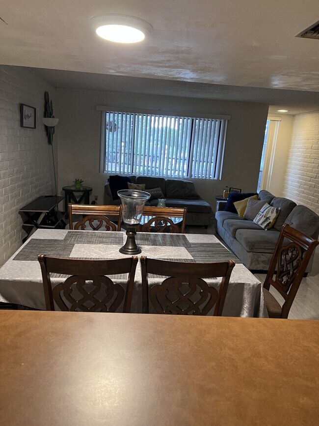 Building Photo - 793 W Mesa Verde Dr