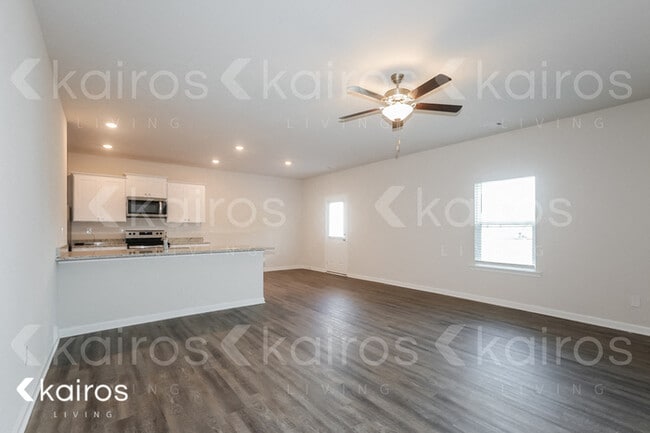 Building Photo - 4000 Bridgewood Wy