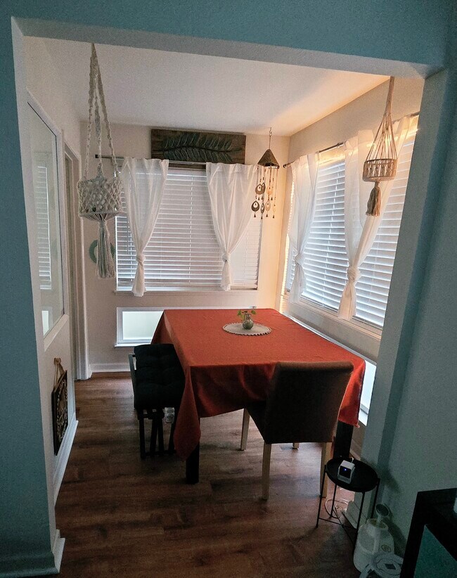 Dining area or office space - 1000 Evergreen Ter