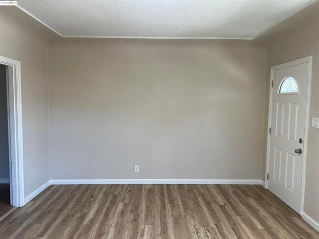 Building Photo - Updated split level duplex! Extremely rare 4-bedroom, 2 bathroom offering with over 1500 square f...