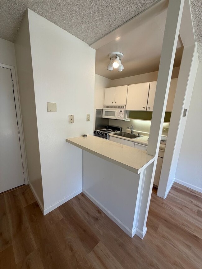 Building Photo - Bright and Sunny Studio With Water View For Rent at the Watergate Community In Emeryville, Ca!!!!