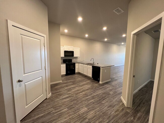 Building Photo - 2112 Langford Ave