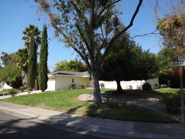 Foto del edificio - SINGLE STORY, 4 BED, 2 BA, LARGE LOT, ARDEN ARCADE AREA