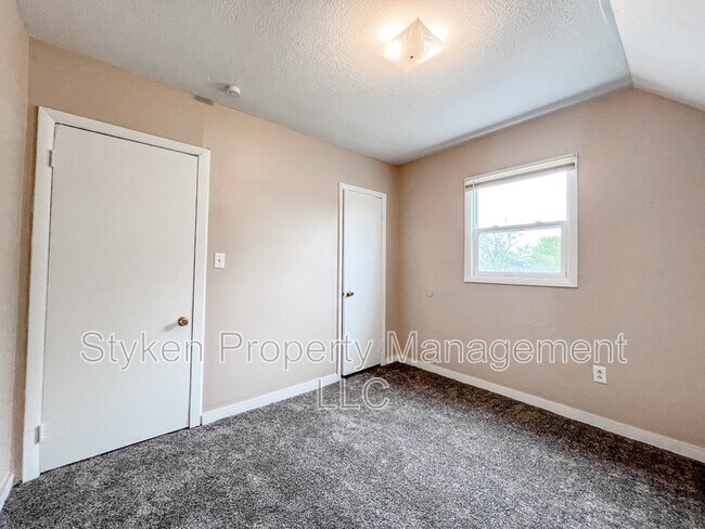 Building Photo - 294 N Greenwood Ave