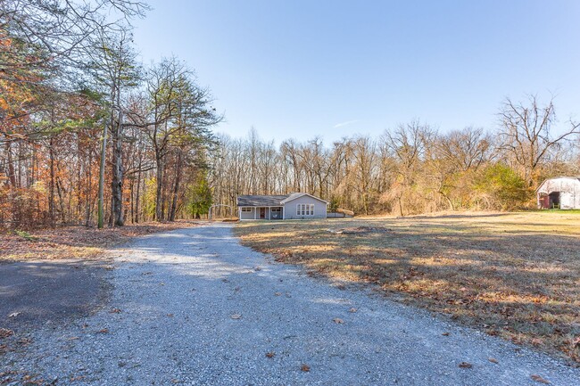 Building Photo - 1 Acre Home on Signal Mountain!