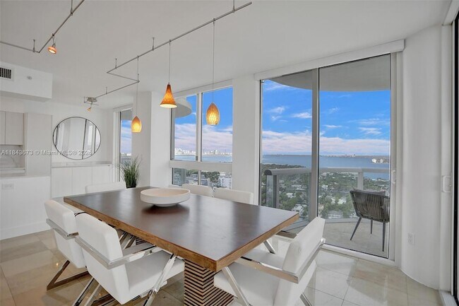 Foto del edificio - 6365 Collins Ave