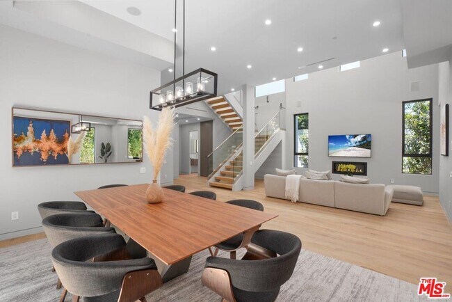 Building Photo - 534 N La Jolla Ave