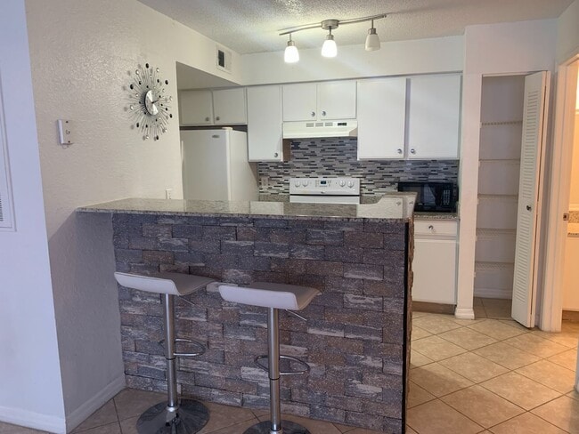 Foto del edificio - Spacious and Beautiful - Unfurnished 2/2 at Villas Del Sol !