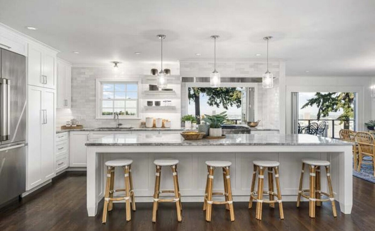 Foto principal - Stunning Luxurious Home with City Views!
