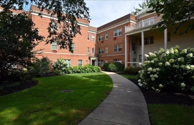 Foto principal - 15825 Van Aken Blvd
