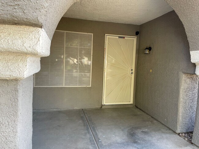 Building Photo - Charming 3 Bedroom ,2 bathroom in the Desi...