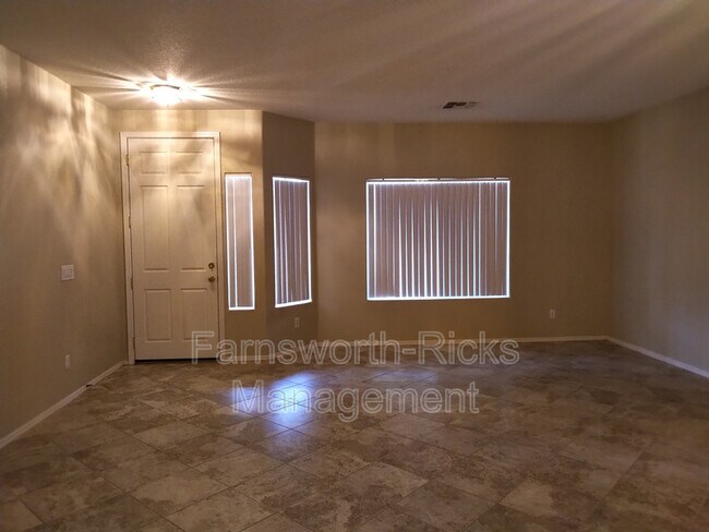 Foto del edificio - 1154 E Locust Dr