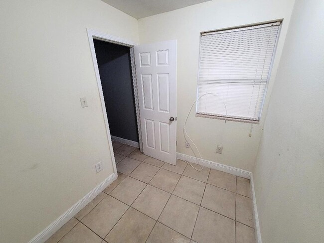 Foto del edificio - 13231-13233 Curran Rd