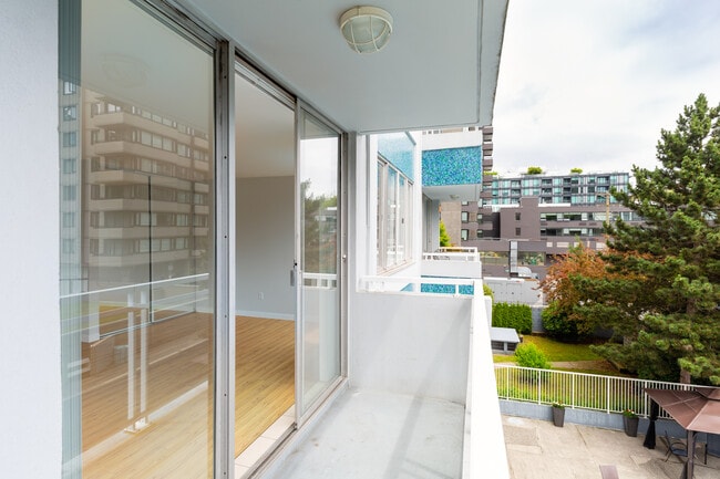 Building Photo - Hollyburn Court