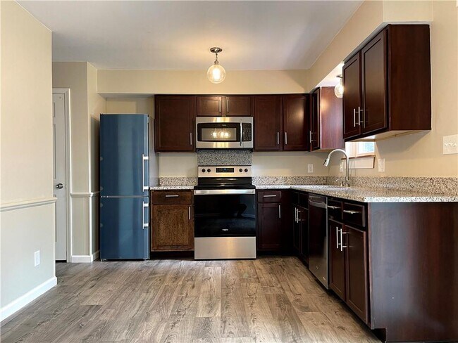 Building Photo - 661 Village Pl N Dr