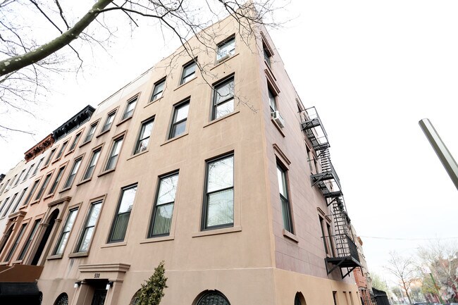 Building Photo - 592 Henry St