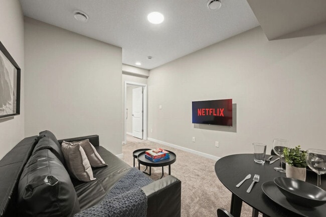 Photo du bâtiment - 8664 Edgemont Link NW