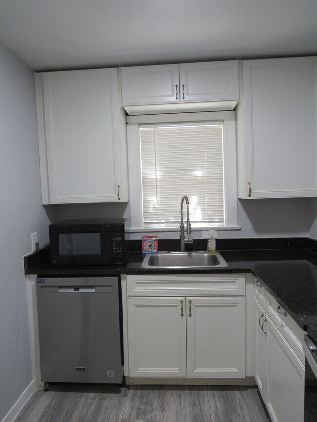 Building Photo - Charming 2-Bedroom Upstairs Unit in Alamo ...