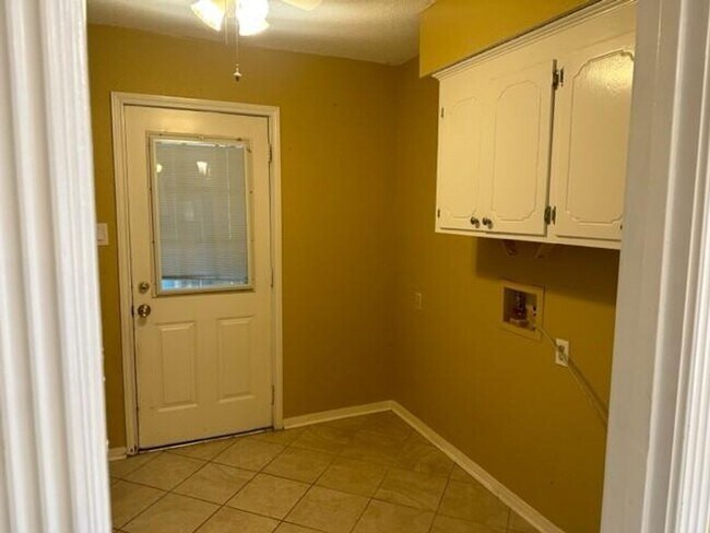 Foto del edificio - COME SEE THIS 3 BEDROOMS 2 BATH HOME! KITCHEN HAS GAS STOVE, DISHWASHER, MICROWAVE AND REFRIDGERA...