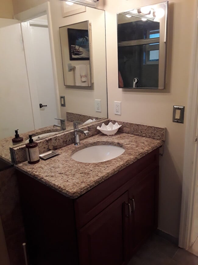 Building Photo - 118 SW Fairway Ave