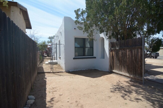 Building Photo - Charming 2 Bedroom 1 Bath Home! Close to t...