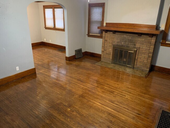 Building Photo - 2116 W Moss Ave