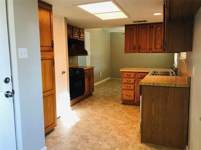 Building Photo - 2960 Amber Ln