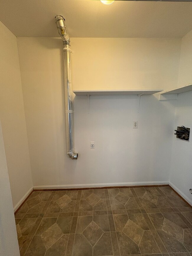 Building Photo - Gorgeous 3 bed townhouse near Kroger on Timberlake Road!