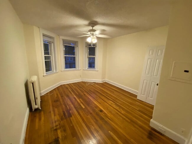Building Photo - 8 Barrows St