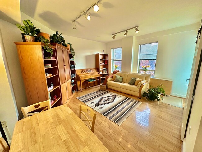 Building Photo - Dupont Living at its Finest. FURNISHED 1 B...