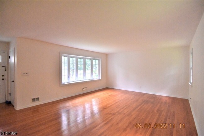 Building Photo - 10 Millbrook Ct