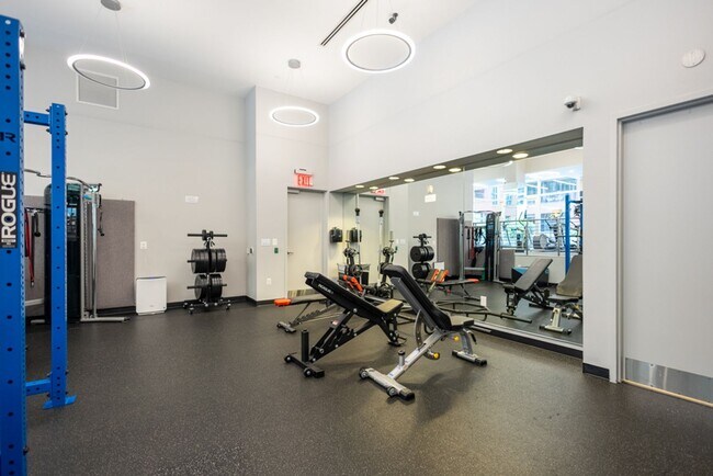 Foto del edificio - Stunning 1 BR+ Den/2 BA Condo in Navy Yard!