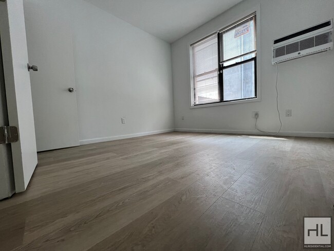 Foto del edificio - 810 EAST 165 STREET 2nd floor