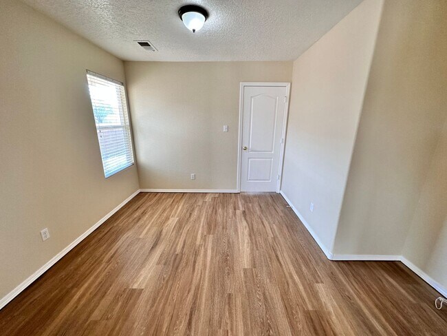 Foto del edificio - 3 bed 2 bath home in Huning Ranch!