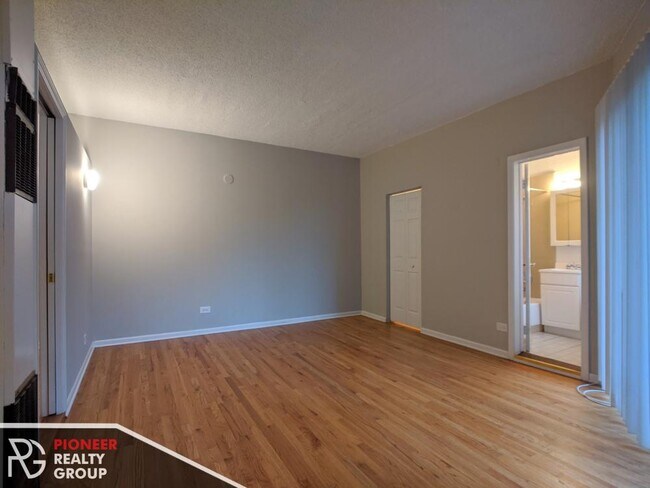 Building Photo - 1 bedroom in Chicago IL 60613