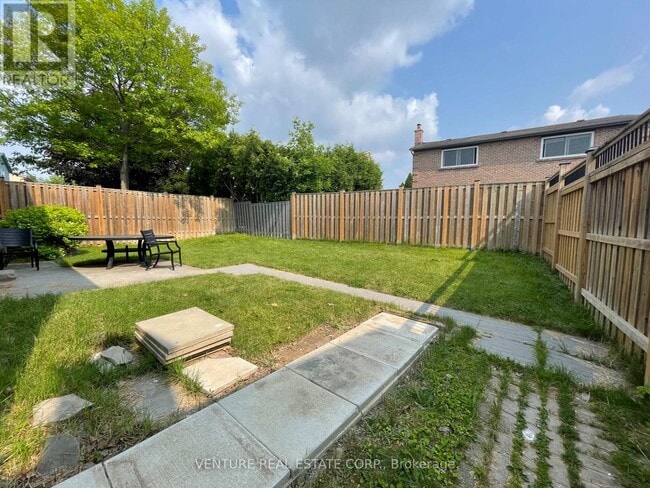 Photo du bâtiment - 55 Batson Dr