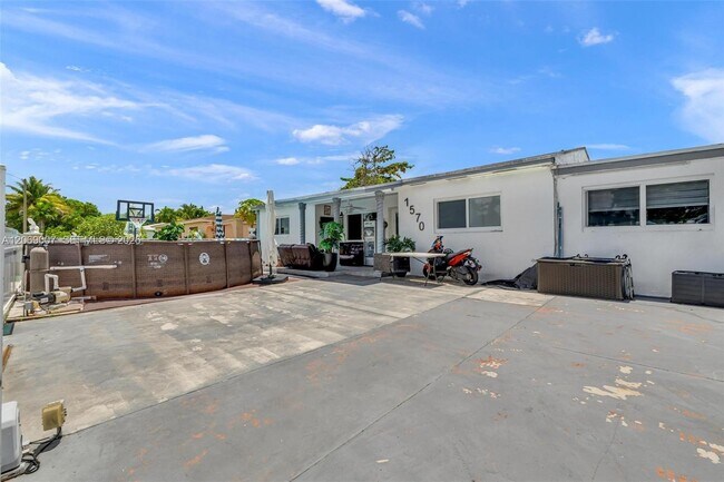 Foto del edificio - 1570 NW 132nd St