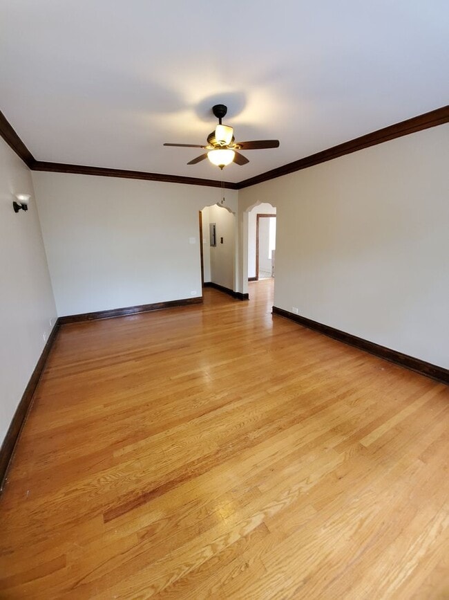 Building Photo - Large Lincoln Square 1BR! Heat, Cooking gas & Water Included!