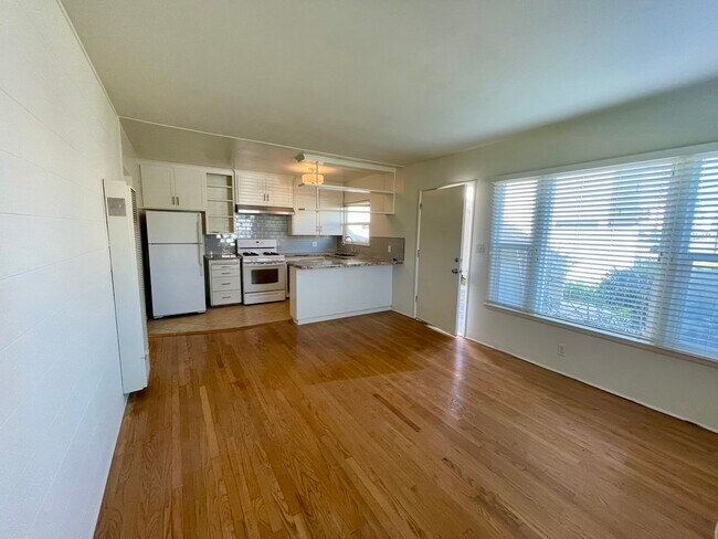 Hear the waves from your living room - 809 S Catalina Ave