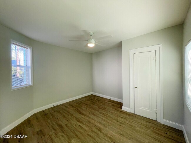 Foto del edificio - 411 N Oleander Ave