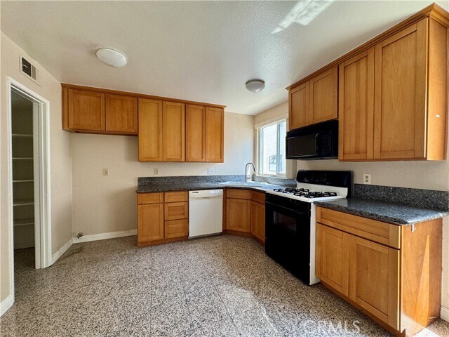 Foto del edificio - 594 W Huntington Dr